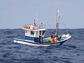 Kleines Fischerboot in der Atlantikdünung