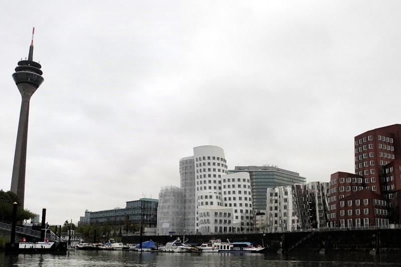 Rheinturm, Marina Düsseldorf und Gehry-Bauten