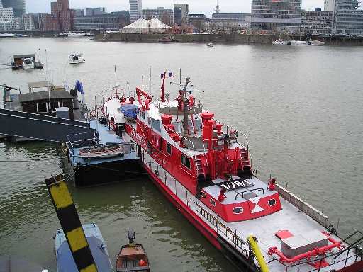 Feuerlschboot im Dsseldorfer Hafen