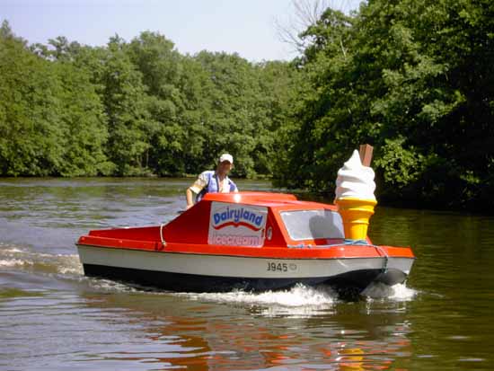 Eisverkauf vom Boot