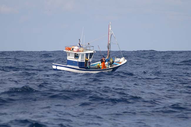 Kleines Fischerboot in der Atlantikdünung