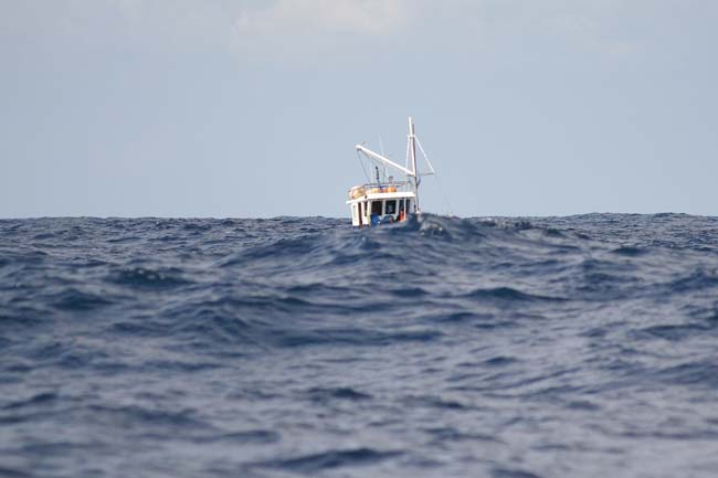 Kleines Fischerboot in der Atlantikdünung