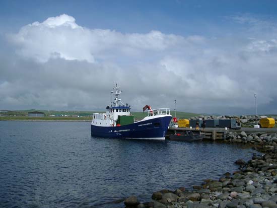 Good Shepherd IV an der Pier in Grutness Voe, Fähre zur Fair Isle, 18 Meter Länge, 12 Passagiere und Fracht