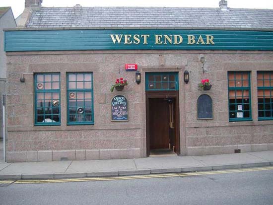 nach den anstrengenden Einkäufen gibt es in der West End Bar ein Bier zur Stärkung