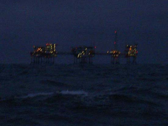 Bohrinsel bei Nacht mitten in der Nordsee