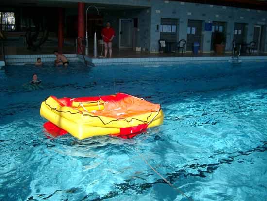 Rettungsinsel beim Aufblasen
