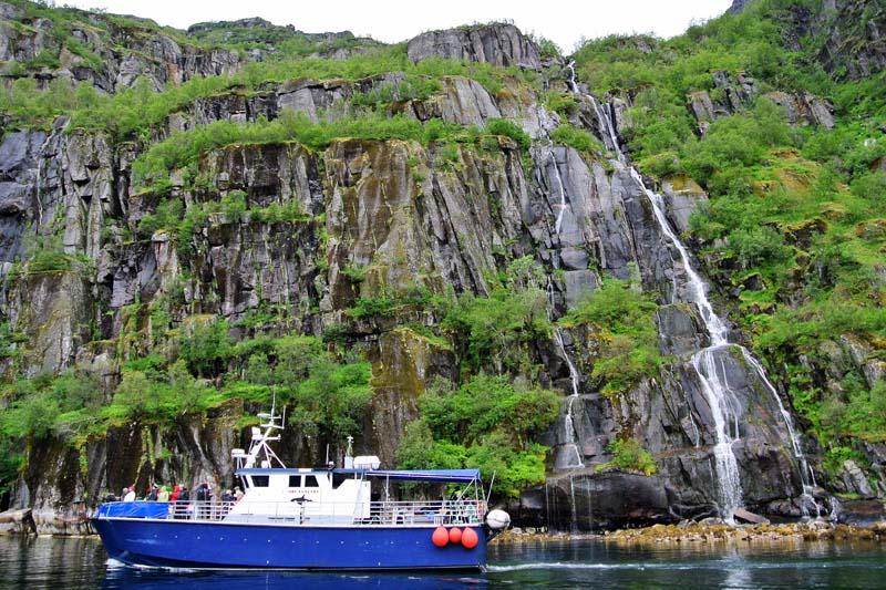 Trollfjord - Wasserfall und Ausflugsboot 